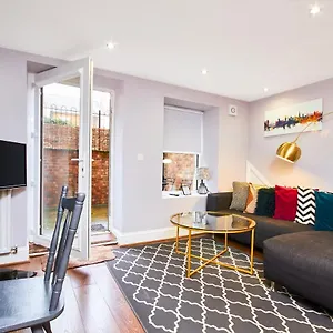 Treasure - Sleeps 4 - Lower Ground Floor Newcastle upon Tyne